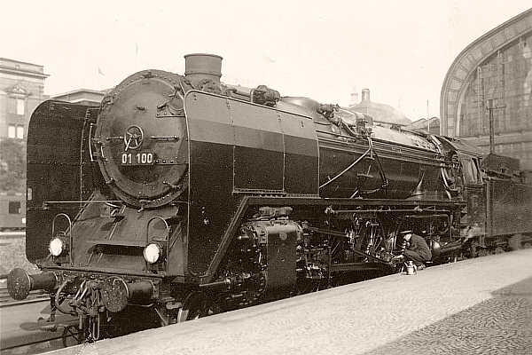 Dampflokomotive 01 100 in Hamburg Hauptbahnhof