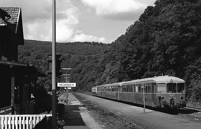 Akku-Triebwagenzug der DB im Bf Heimbach, 1984