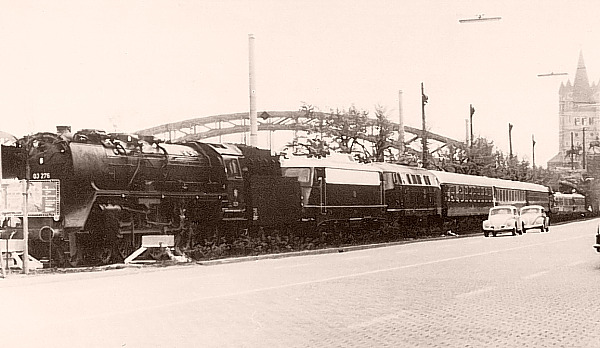 DB-Lokomotiven 03 276, E 10 323, V 160 037 in Koeln