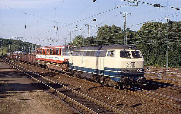 DB-Diesellok 215 027: Transport des beschaedigten KVB-Wagens 2046