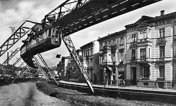 Schwebebahnwagen in Wuppertal-Barmen, Uferstraße