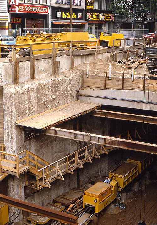 U-Bahn-Baustelle Koeln, Hohenzollernring: zwei Loks